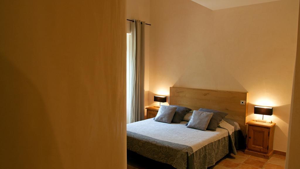 Logis Hotel Restaurant Le Domaine De L'Eau Vive Largentière Szoba fotó